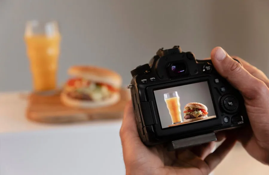 Preparazione di fotografie food con fotocamera e prodotto, immagine illustrativa